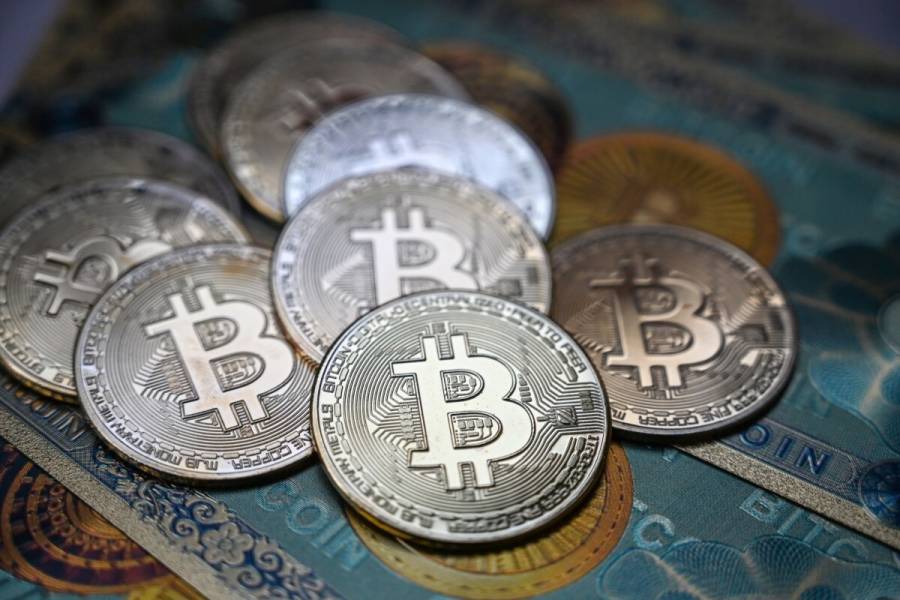 El bitcoin alcanza un nuevo récord y supera los 72,000 dólares