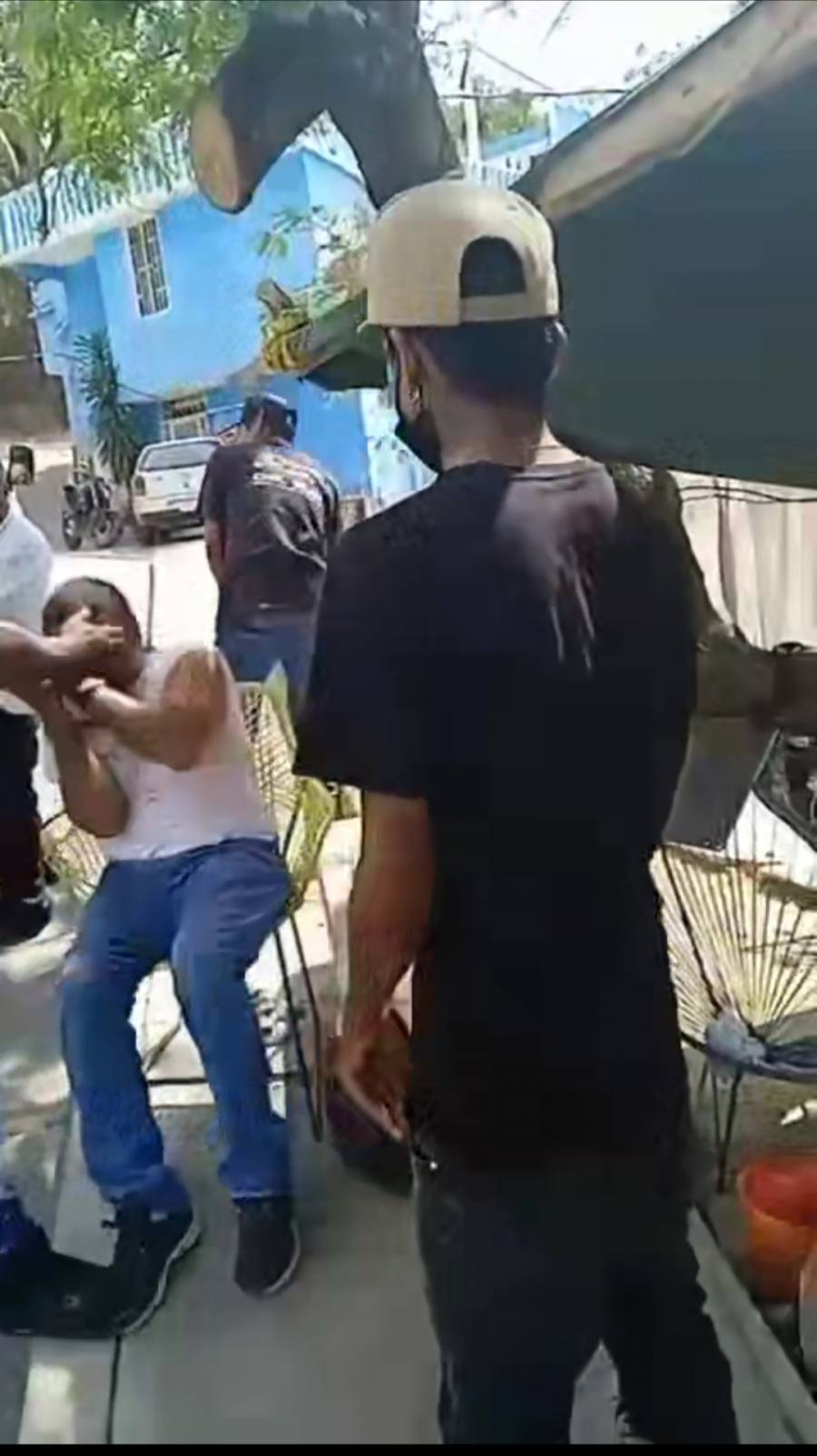 Presuntos miembros de grupo criminal golpean brutalmente a choferes del transporte público en Acapulco