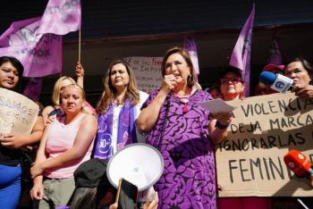 Xóchitl Gálvez “clausura” sede de FGJCDMX acompañada de mujeres víctimas