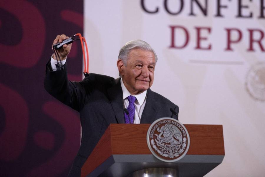 AMLO muestra resortera usada para irrumpir en Palacio Nacional