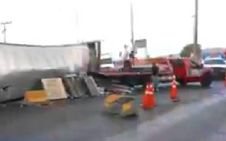 Volcadura de Tr&aacute;iler Causa Congesti&oacute;n Vehicular en Bordo de Xochiaca, Estado de M&eacute;xico