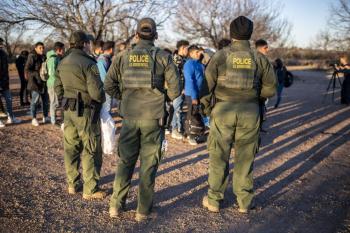 Corte Suprema de EEUU extiende suspensi&oacute;n de ley que permite detener a migrantes en Texas