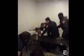 Polic&iacute;a ataca con pistola paralizante a migrante venezolano en refugio de Nueva York