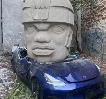 Aparece en CDMX un Tesla Azul aplastado por una cabeza Olmeca; esta es la historia
