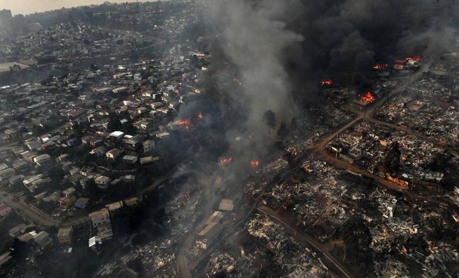 Incendio forestal afecta cerros de Valparaíso en Chile