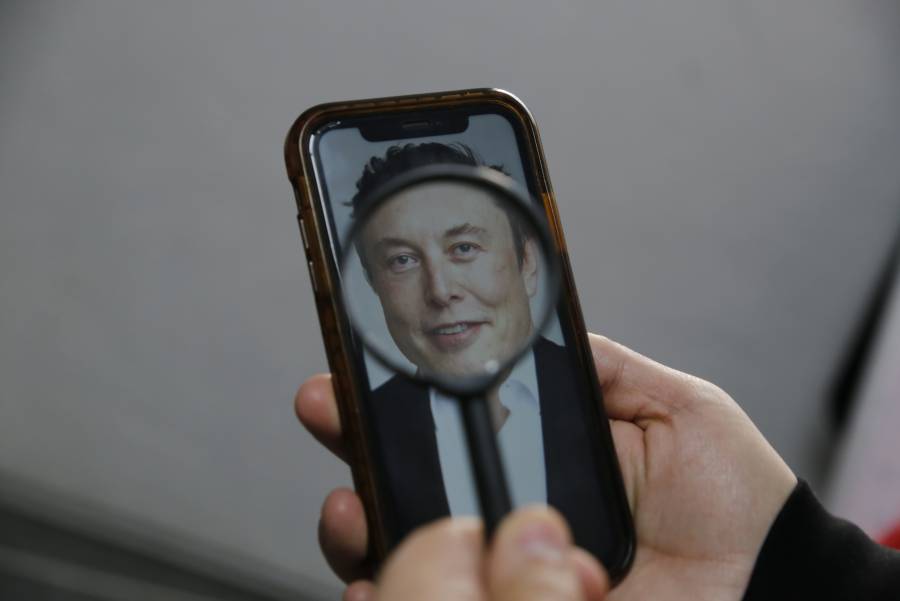 Elon Musk apuesta por IA pol&iacute;ticamente incorrecta, estas puede ser las consecuencias