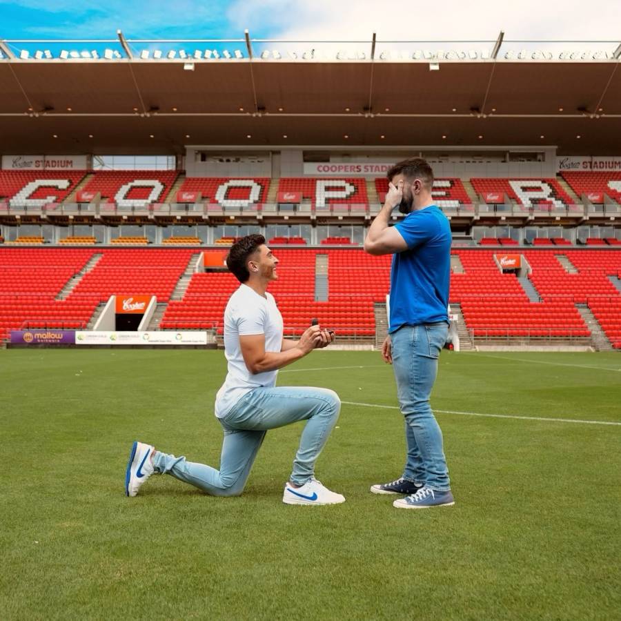 Futbolista gay pide matrimonio a su pareja en el campo del Adelaide United