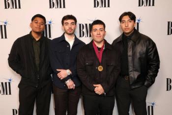 Vocalista de Eslabón Armado recibe premio en los BMI Latin Awards 2024