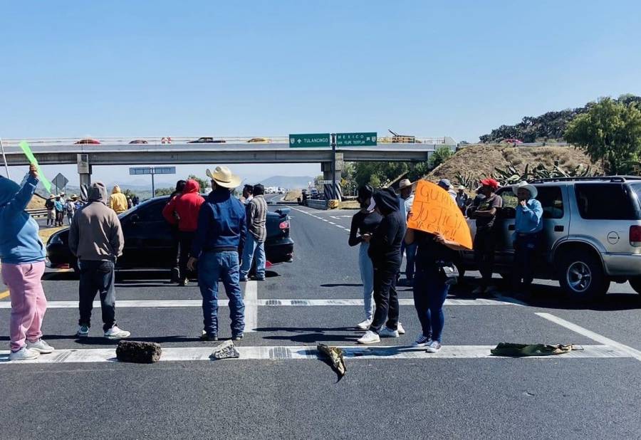 Residentes de Santa María Actipac protestan por detención y liberación de supuestos agentes de la FGJEM