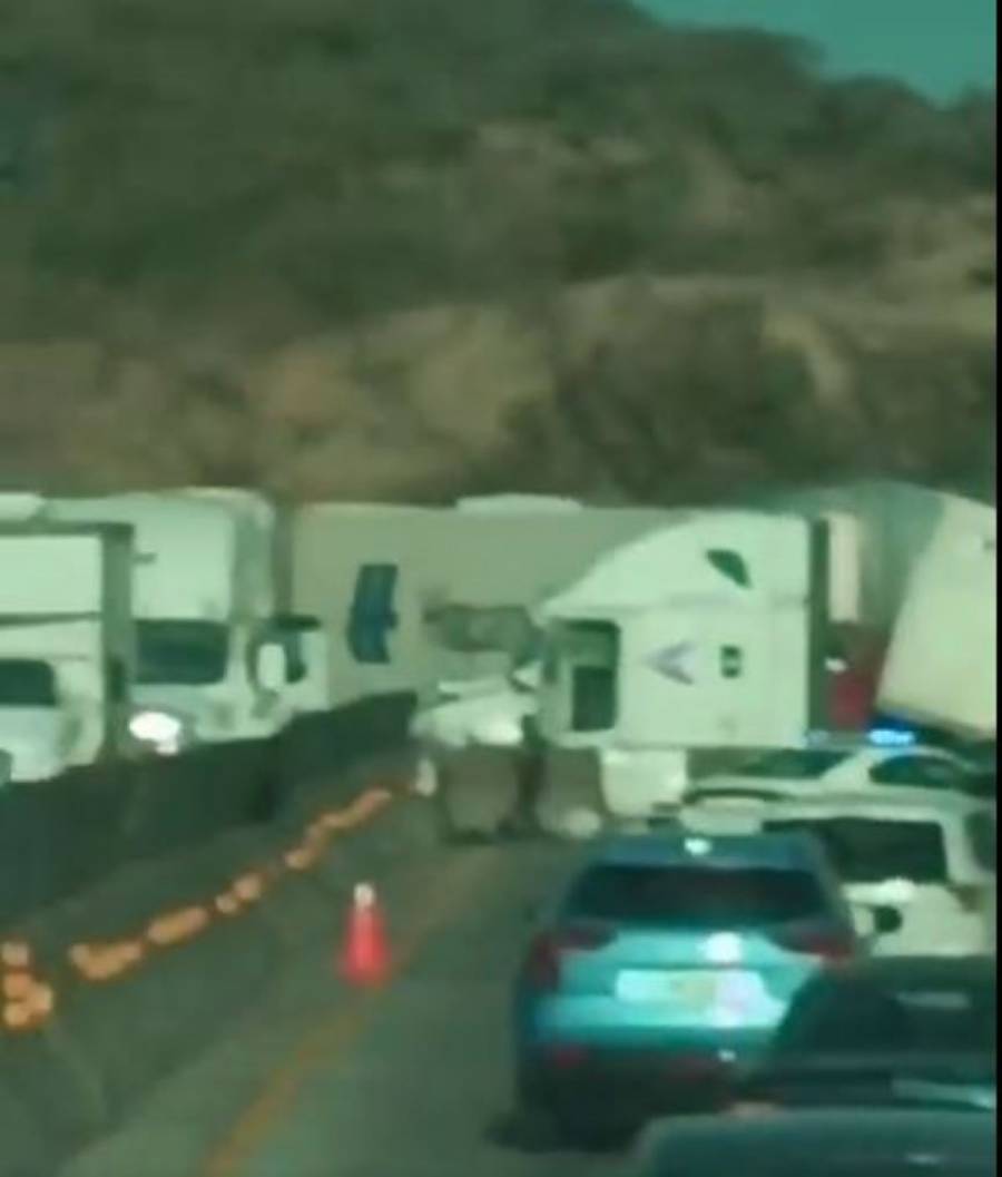 Colisión de camiones provoca caos en la autopista México-Querétaro