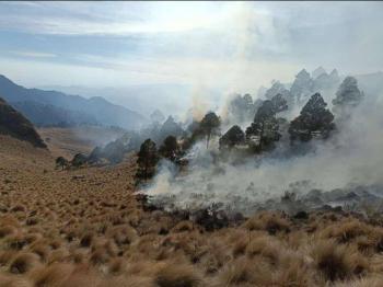 Trabajan en conjunto tres &oacute;rdenes de Gobierno para sofocar incendio forestal en Parque Nacional Izta-Popo