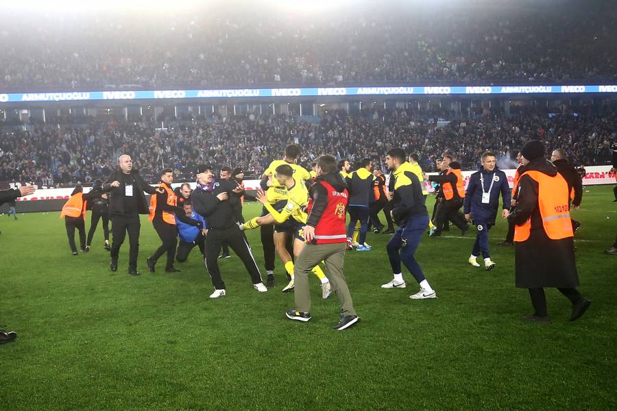 Altercados entre hinchas y jugadores al término de un partido de la liga turca