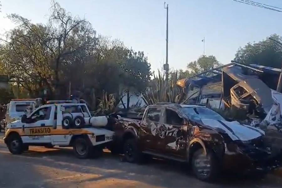 Vuelca tráiler que transportaba siete camionetas en Insurgentes