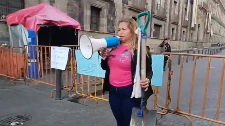Madre buscadora le lleva “pala de mando” a AMLO para que “haga su trabajo” y busque a desaparecidos
