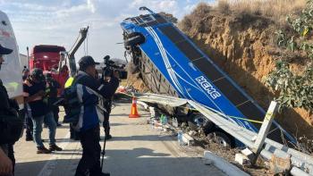 Volcadura de autobús en la México-Puebla deja dos muertos y 26 heridos