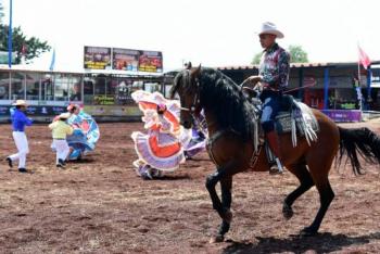 Delfina Gómez asiste a la inauguración de la Feria Internacional del Caballo de Texcoco