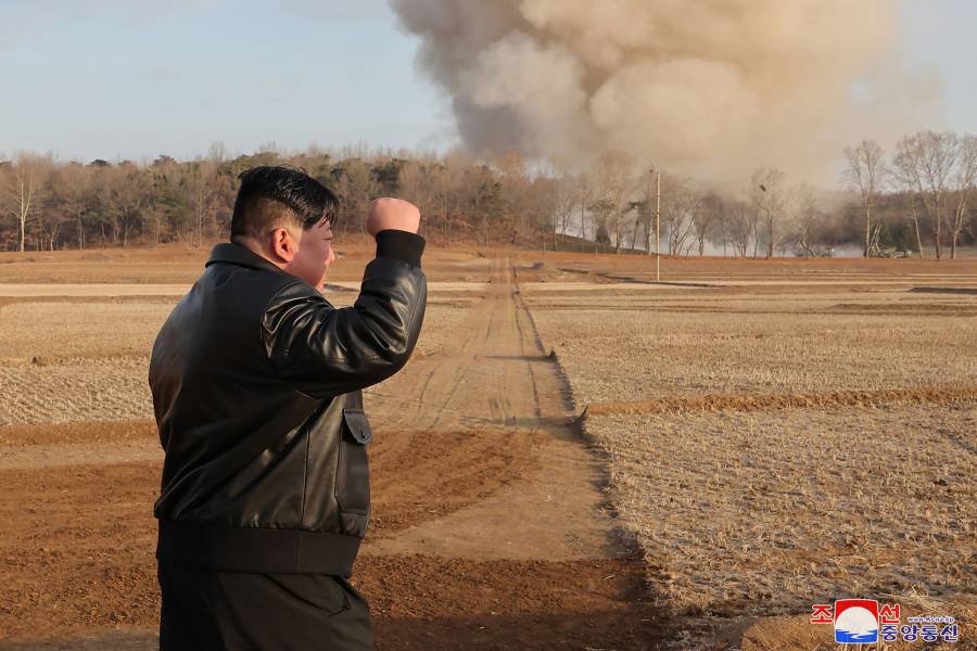 El l&iacute;der norcoreano supervisa la prueba del motor de un misil hipers&oacute;nico
