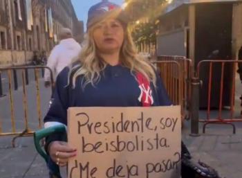 Madre buscadora se viste de beisbolista para ser recibida por AMLO