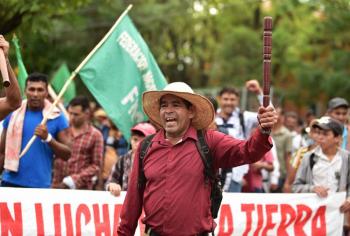Campesinos e ind&iacute;genas marchan en Paraguay para alertar por crisis clim&aacute;tica