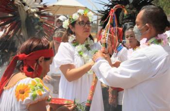 Entregan pueblos originarios bastón de mando a Azucena Cisneros