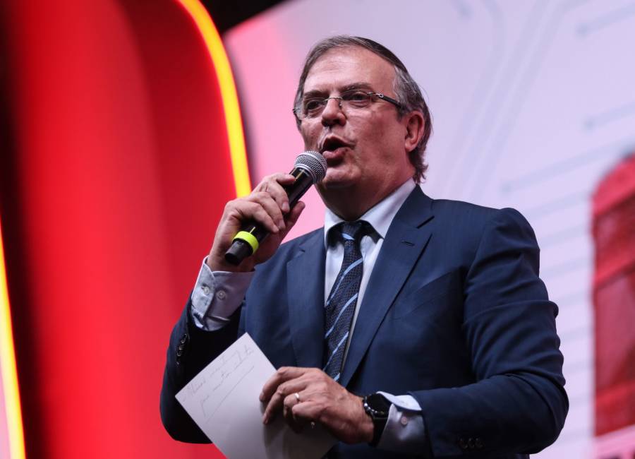 Marcelo Ebrard sorprende como chofer de taxi en encuentro con Dua Lipa
