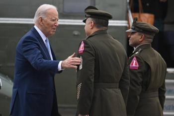Biden critica a los republicanos por la prohibici&oacute;n de cortinas LGBT en las embajadas