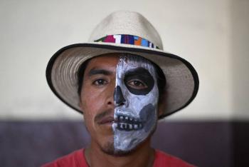 Ind&iacute;genas celebran equinoccio con ancestral juego de pelota maya en Guatemala