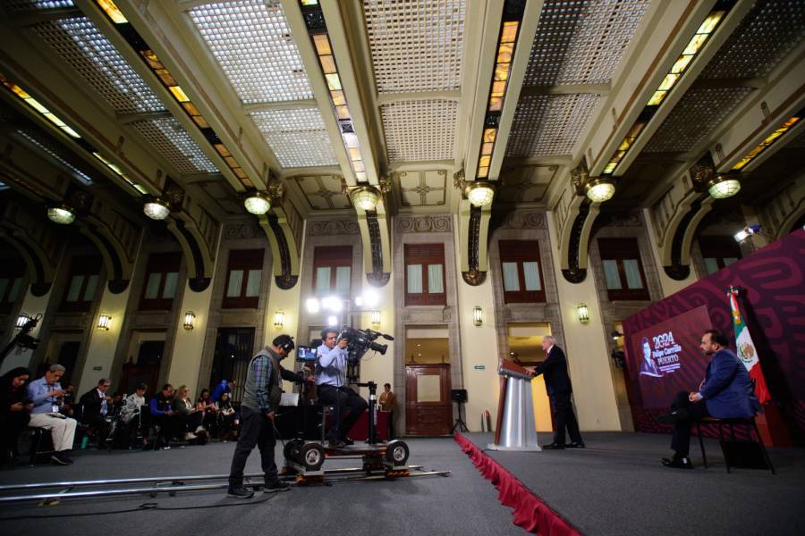 Investigaci&oacute;n del caso Ayotzinapa estuvo mal hecha y bajo acuerdos pol&iacute;ticos: AMLO