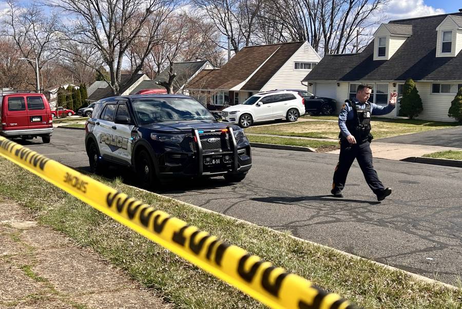 Adolescente muere tras dispararse con arma de agente en comisar&iacute;a en EEUU