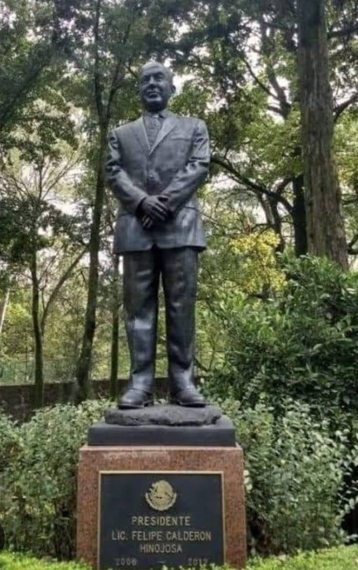 AMLO no apoyaría consulta ciudadana para quitar estatua de Calderón de Los Pinos; “sería un despropósito”