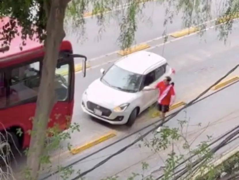 Captan a conductor invadiendo carril del Metrobús y se enoja porque no lo deja pasar