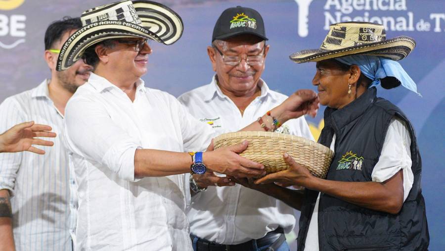 “Esta tierra sí es mía”, cantaron felices campesinos al recibir 1.414 hectáreas en San Onofre, Sucre