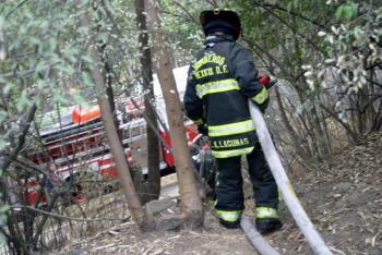 Bomberos sofocan fuego causado por fogata que alcanzó almacén de solventes y diésel en el Bosque de Chapultepec