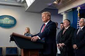 Donald Trump vende biblias: el exmandatario emprende para financiar su campa&ntilde;a