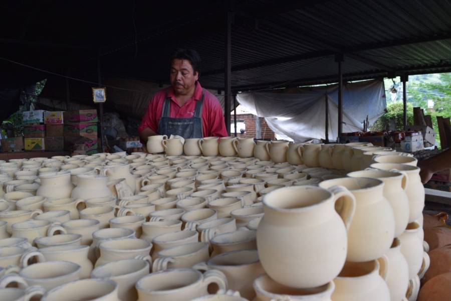 Manos mexiquenses trabajan la alfarería en el sur del Estado de México