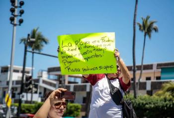 Músicos de banda protestan en Mazatlán contra la regulación del ruido en las playas