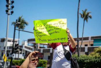 M&uacute;sicos de banda protestan en Mazatl&aacute;n contra la regulaci&oacute;n del ruido en las playas