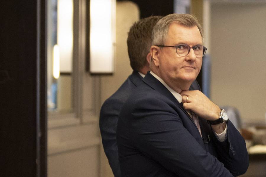 El líder del partido unionista de Irlanda del Norte dimite tras acusaciones de delitos sexuales
