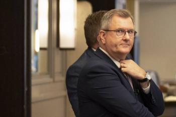 El l&iacute;der del partido unionista de Irlanda del Norte dimite tras acusaciones de delitos sexuales