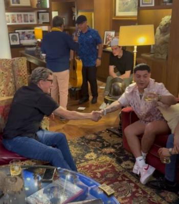 Pacto entre Ernesto Coppesl y Eduin Caz para continuar actuaciones de la m&uacute;sica de banda en las playas de Mazatl&aacute;n