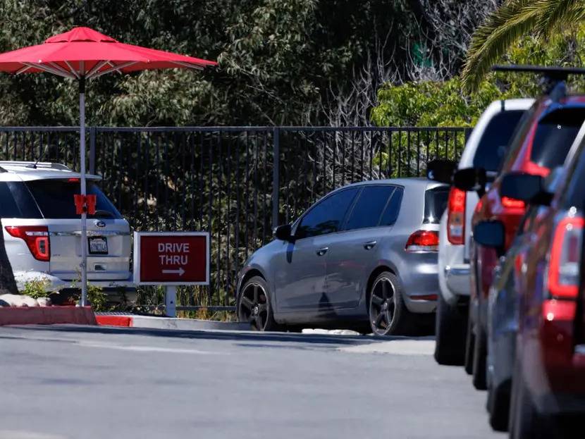 Trabajadores de la comida r&aacute;pida en California aplauden aumento salarial
