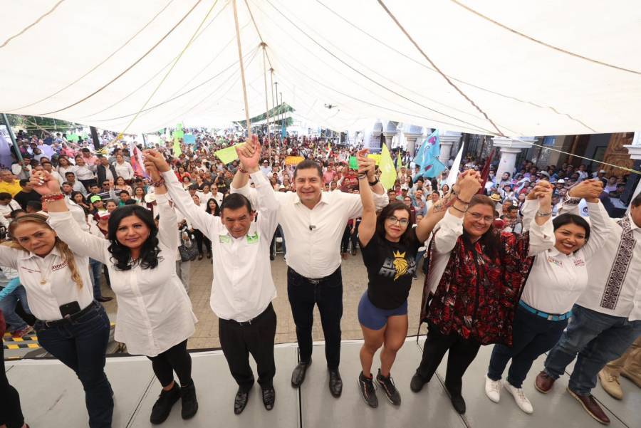 Armenta Visita Tehuacan durante su segundo día de campaña