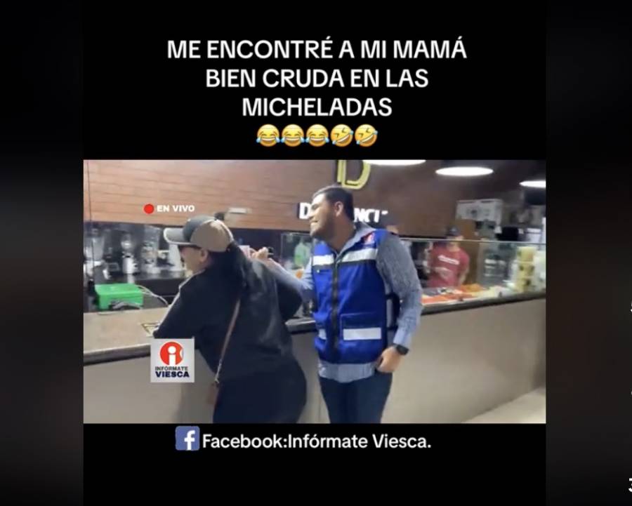 En plena transmisi&oacute;n en vivo, reportero se encuentra con su mam&aacute; en las micheladas