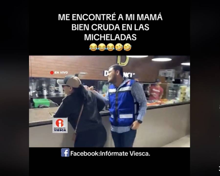 En plena transmisión en vivo, reportero se encuentra con su mamá en las micheladas