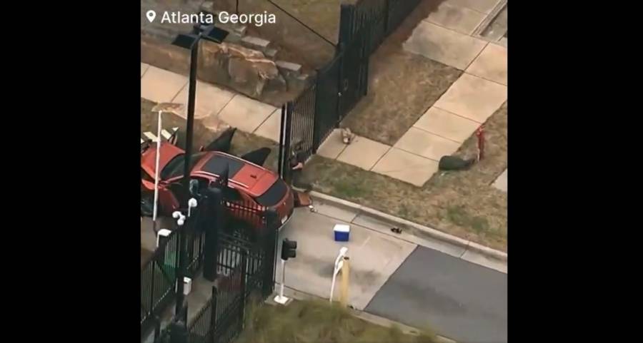 Entrada principal del FBI en Atlanta es impactada con un vehículo