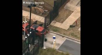 Entrada principal del FBI en Atlanta es impactada con un veh&iacute;culo