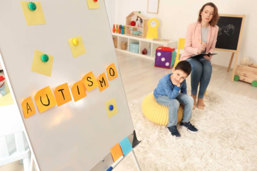 Ense&ntilde;an psic&oacute;logos del ISSEMYM habilidades psicoeducativas a pacientes con autismo