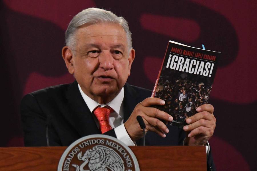 TEPJF rechaza prohibir el libro de AMLO