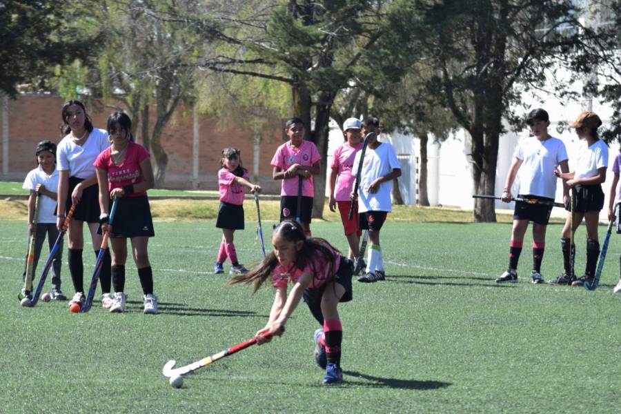 Hockey sobre pasto, un deporte que se extiende y rompe barreras socioculturales en el Estado de México