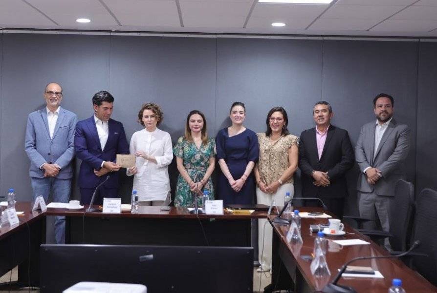 Denise Maerker y Manuel López San Martín reciben preguntas para el primer debate presidencial